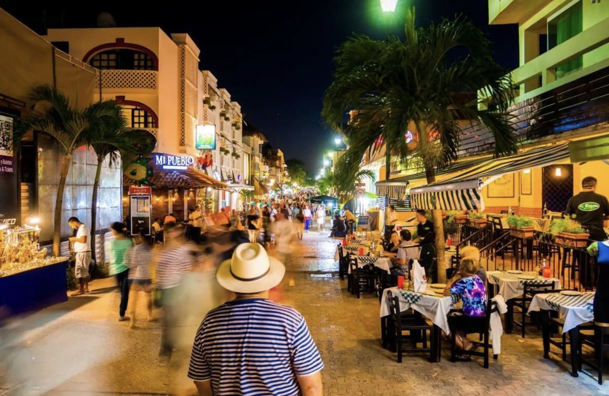 5th Avenue at night in Playa del Carmen