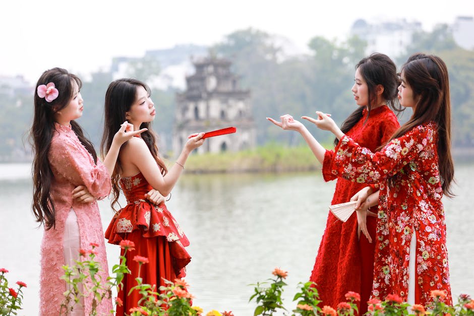 Thời trang nữ mùa xuân - Bốn cô gái trẻ trong những bộ áo dài rực rỡ tạo dáng duyên dáng bên hồ Hoàn Kiếm.