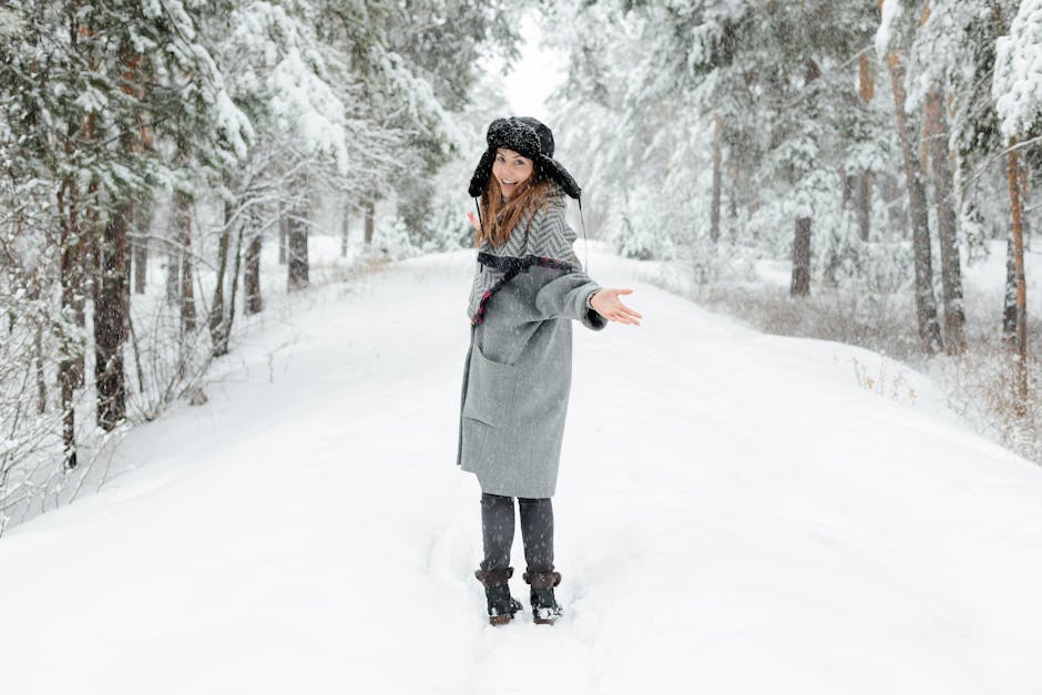 Thời trang nữ mùa đông - Người Phụ Nữ Mặc áo Khoác Xám đứng Trên Tuyết