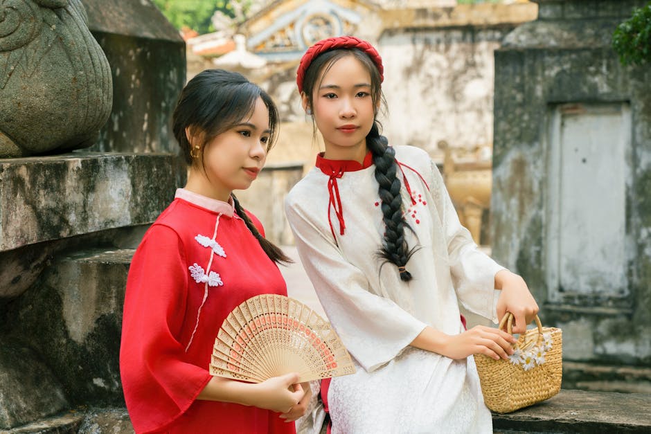 Cách phối thời trang nữ xuân hè đẹp - Chân Dung Phụ Nữ Việt Nam Trong Tà áo Dài Truyền Thống Tại Một Lăng Mộ Cổ