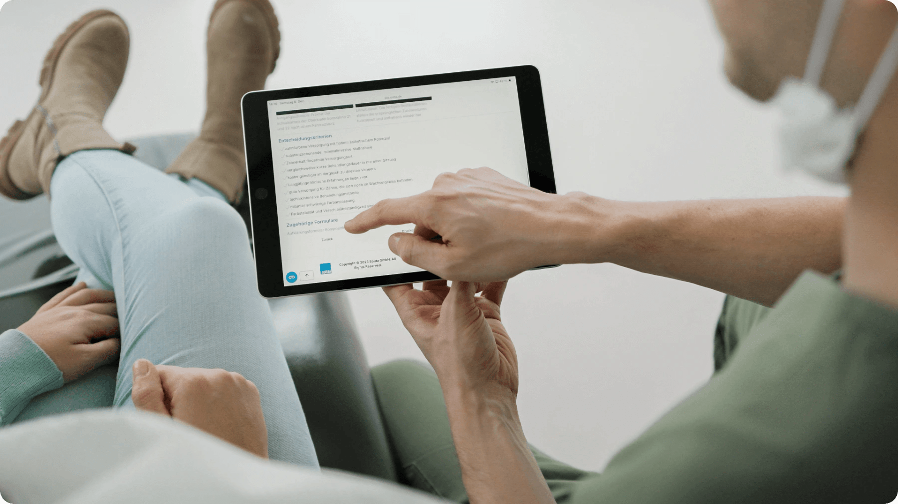 Zahnarzt ruft das Aufklärungsformular digital ab