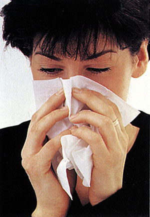 Сморкание в платок. Кадры из реклам про насморк. Французский насморк что это. Почему постоянно текут сопли из носа как вода. Спрей с носом мужика.