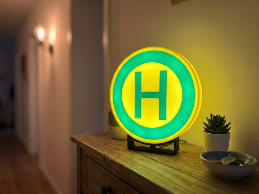 Haltestelle Lampe leuchtet auf der Flurkonsole einer Kundin