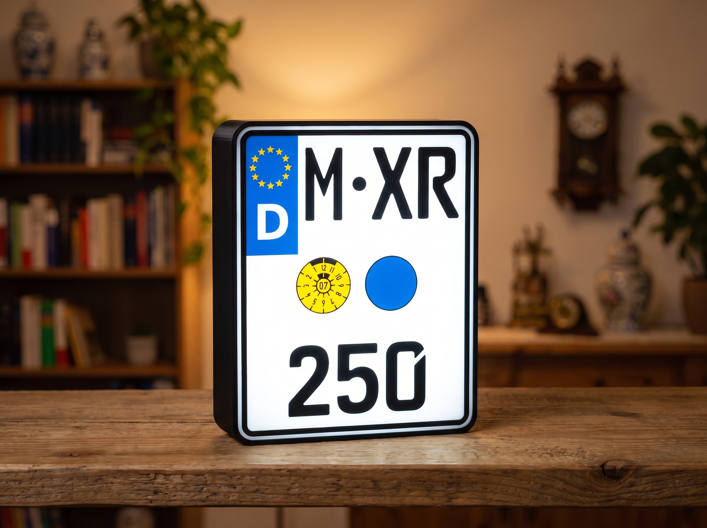 Leuchtende Motorrad-Kennzeichen-Lampe mit Kennzeichen M-AB 24 auf einem Sideboard im Wohnzimmer