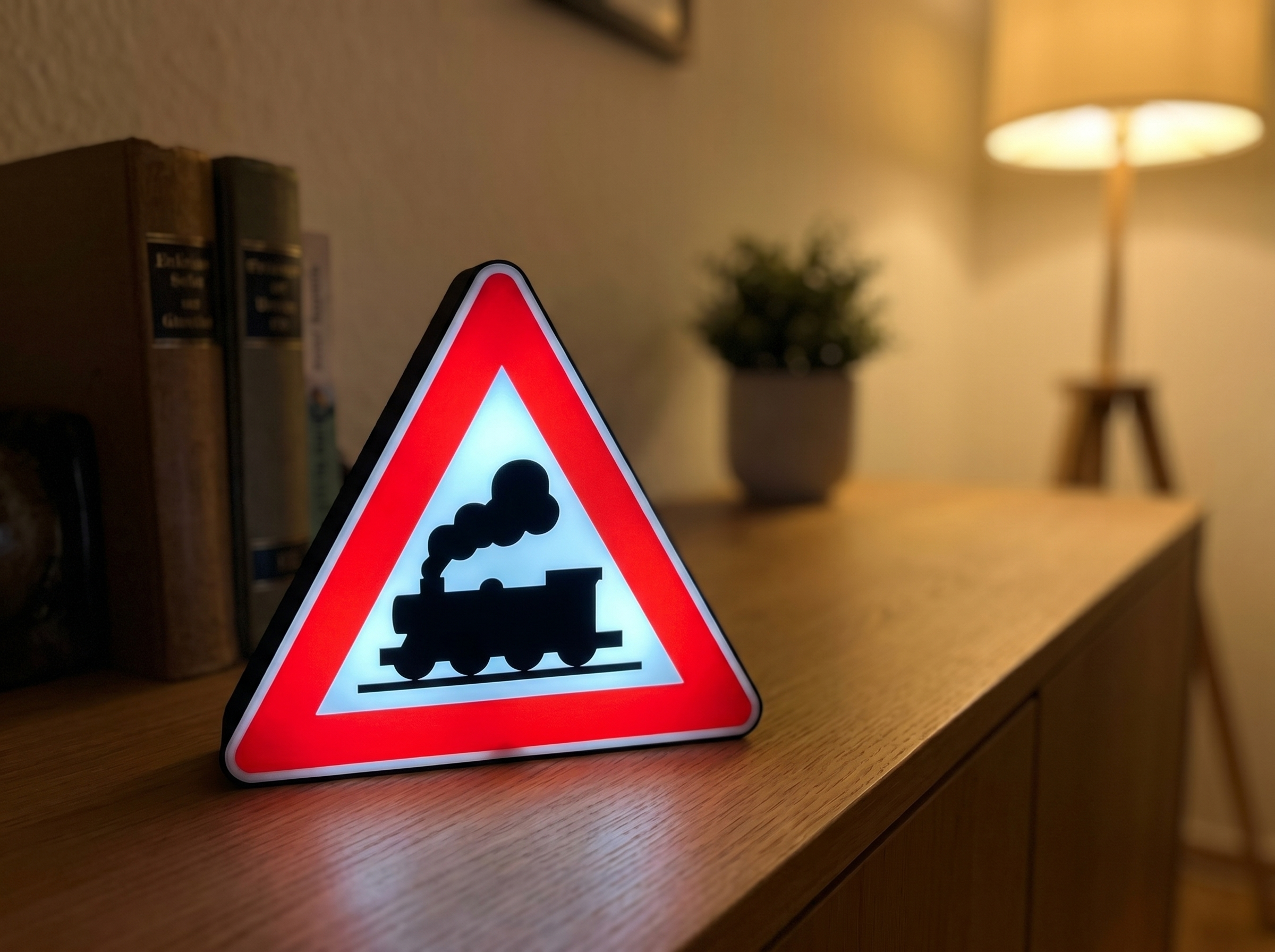 Bahnübergang-Lampe leuchtet im Wohnzimmer