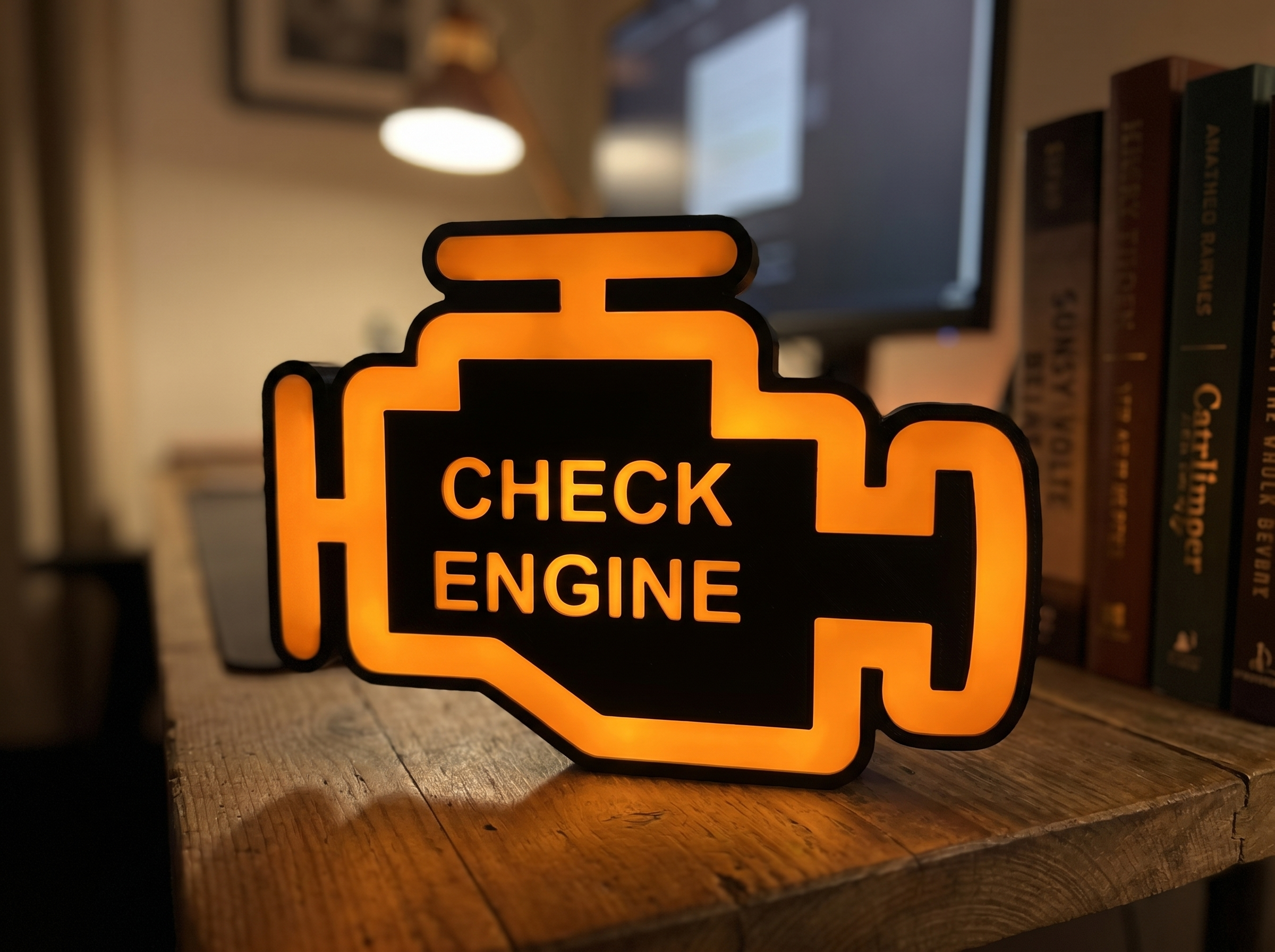 Check Engine Lampe leuchtet auf dem Schreibtisch