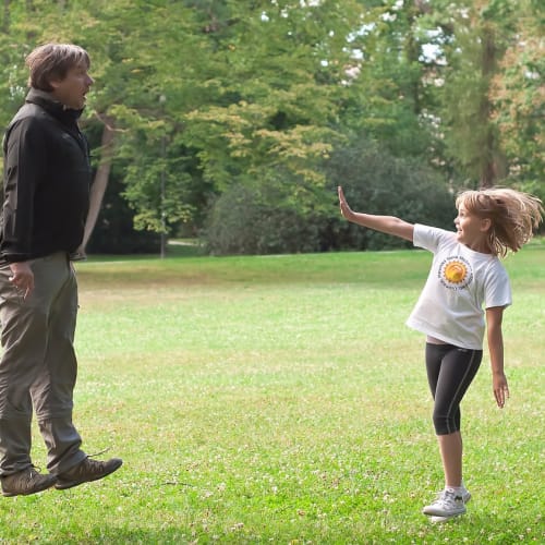 Paranormal olaylar, ürkütücü hikayeler ve doğaüstü varlıklar konseptini temsil eden karanlık ve gizemli bir görsel.