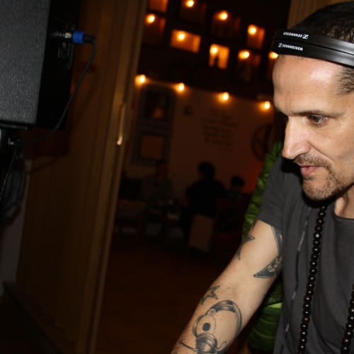 Perili bir köşk fotoğrafı, doğaüstü olayların gizemini ve ürkütücülüğünü temsil ediyor.