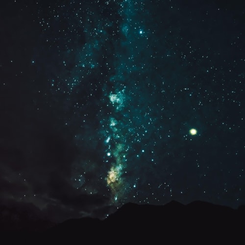 Spiral galaksi NGC 1300, evrenin büyüklüğünü ve güzelliğini gösteren bir görsel.