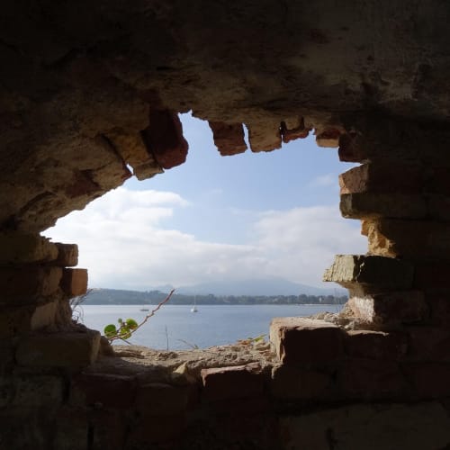 Kara deliklerin etrafındaki uzay-zamanın bükülmesini gösteren bir görselleştirme.