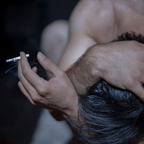 İnsan beyninin karmaşık yapısını gösteren bir görsel, psikolojik gerçeklerin derinliğini vurgulamaktadır.