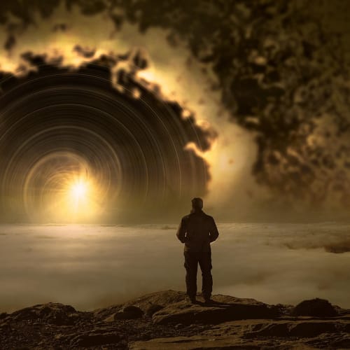 Fas'ın Chefchaouen şehrinin maviye boyanmış dar sokaklarından bir görüntü.