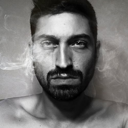 Evrenin genişlemesini gösteren kozmik bir görsel, karanlık madde ve karanlık enerjinin etkisini vurguluyor.