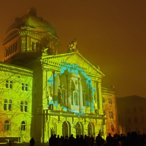 Gökyüzünde görülen muhteşem bir Kuzey Işığı (Aurora Borealis) görüntüsü.