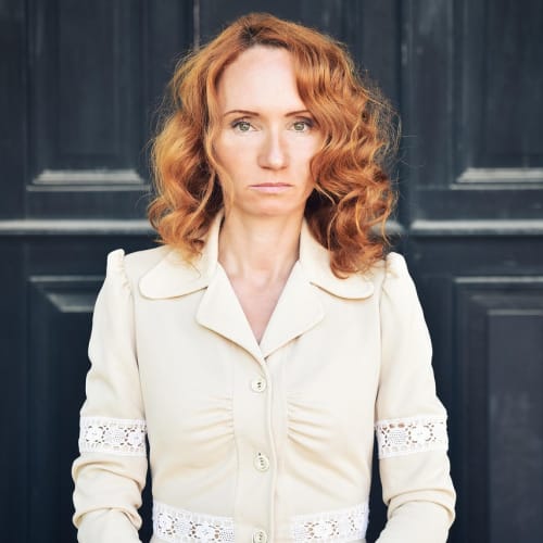 Zihin okuma konseptini temsil eden, beyin ve düşünce dalgalarını gösteren bir görsel.