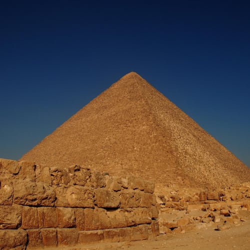 Giza Piramitleri, Mısır'ın en ikonik sembollerinden biridir ve antik Mısır medeniyetinin gücünü ve mimari becerisini temsil eder.