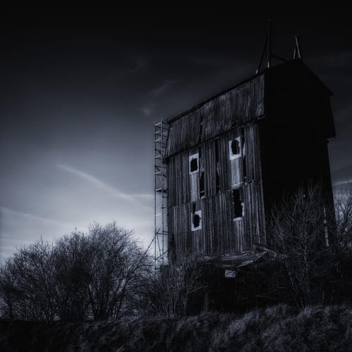 Türkiye'deki Yedikule Zindanları'nın ürkütücü görüntüsü, perili mekanlar ve hayalet hikayeleri hakkında bilgi veren makalenin ana görselidir.