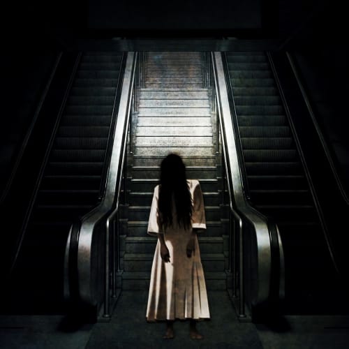 Meditasyon yapan bir kadın görseli, iç huzuru ve spiritüel gelişimi temsil etmektedir.