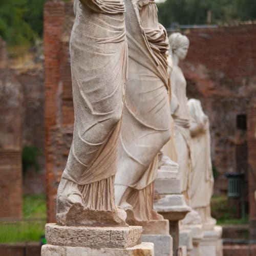 Pompei antik kentinin kalıntıları, Vezüv Yanardağı'nın patlaması sonucu korunmuş bir şekilde günümüze ulaşmıştır.