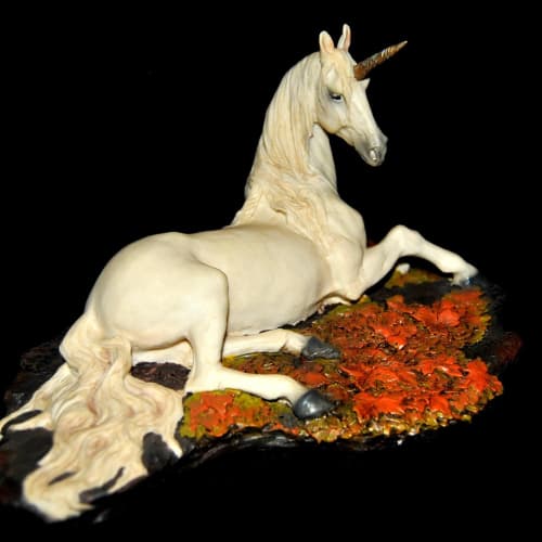 Mitolojik yaratıkların çeşitli tasvirlerini gösteren bir kolaj. Ejderha, tek boynuzlu at, deniz canavarı ve diğer efsanevi figürler yer almaktadır.