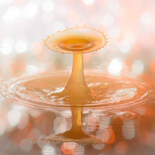 Meditasyon yapan bir kadın görseli, psişik yeteneklerin geliştirilmesinde meditasyonun önemini vurgulamaktadır.