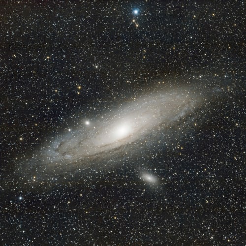 Spiral galaksi görseli, evrenin büyüklüğünü ve karmaşıklığını temsil etmektedir.