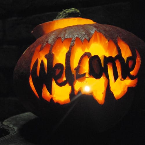 Eski bir evde eşyaların kendiliğinden hareket ettiği ve poltergeist aktivitesinin yaşandığı bir görsel.