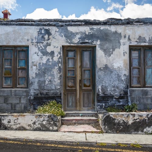 New Orleans'taki LaLaurie Mansion'ın ürkütücü dış cephesi, evin karanlık geçmişini ve perili olduğu söylentilerini yansıtmaktadır.