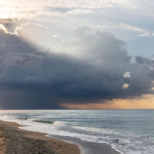 Göbeklitepe'de bulunan T şeklindeki taş sütunlar, insanlık tarihinin en eski tapınak komplekslerinden birini oluşturuyor.