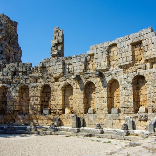 Hattuşa antik kentinin kalıntıları, Hitit İmparatorluğu'nun ihtişamını yansıtan önemli bir tarihi yapıdır.
