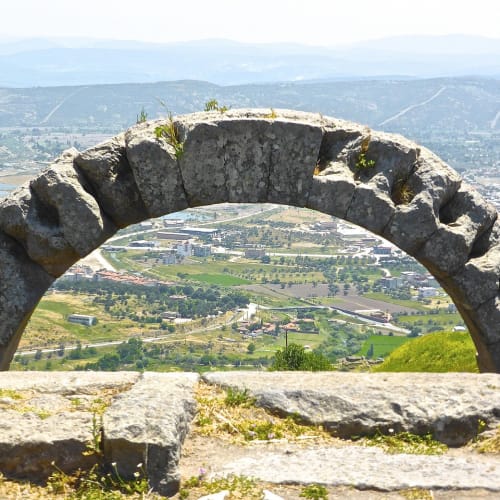 Türkiye'deki Anadolu Medeniyetleri Müzesi'nin dış cephesi, Ankara'da tarihi bir dokuyu yansıtan etkileyici bir yapı.