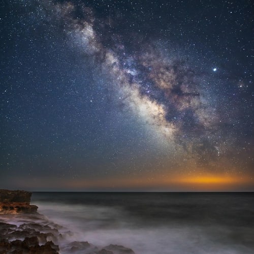Samanyolu galaksisinin büyüleyici bir görüntüsü, evrenin sonsuzluğunu ve gizemini temsil ediyor.