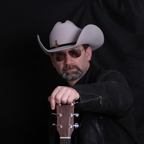 Film müziği bestecisi orkestrayı yönetiyor, film müziğinin yaratıcılık ve işbirliği gerektiren bir süreç olduğunu gösteriyor.