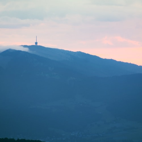 Meditasyon yapan bir kadın görseli, ruhsal bağlantıyı ve iç huzuru temsil etmektedir.