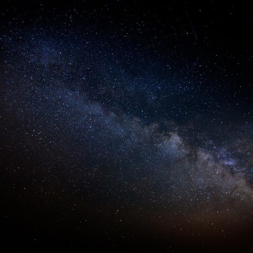 Samanyolu Galaksisi'nin muhteşem bir görüntüsü, evrenin büyüklüğünü ve güzelliğini gösteriyor.