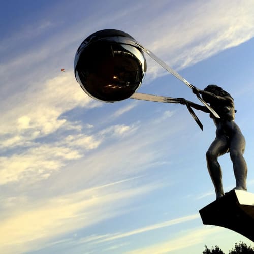 James Webb Uzay Teleskobu'nun ilk renkli görüntüleri, evrenin derinliklerini ve potansiyel olarak yaşam barındıran ötegezegenlerin atmosferlerini inceleme yeteneğini göstermektedir.