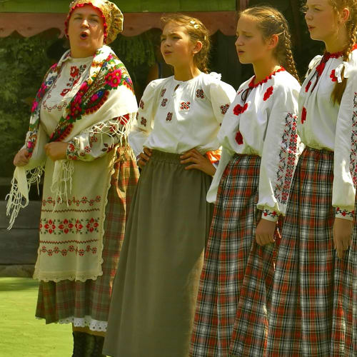 Çeşitli popüler kültür öğelerini gösteren bir kolaj: sosyal medya ikonları, meme örnekleri, ünlülerin fotoğrafları ve trend ürünler.