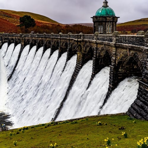 Meditasyon yapan bir kadın görseli, ruhsal gelişim ve iç huzuru temsil etmektedir.
