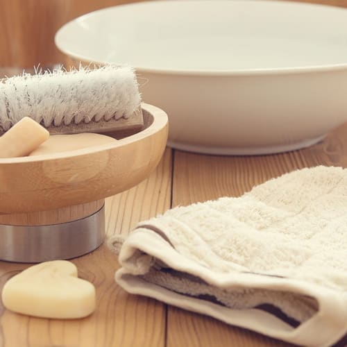 Farklı temizlik ürünleri ve kimyasallar içeren bir görsel