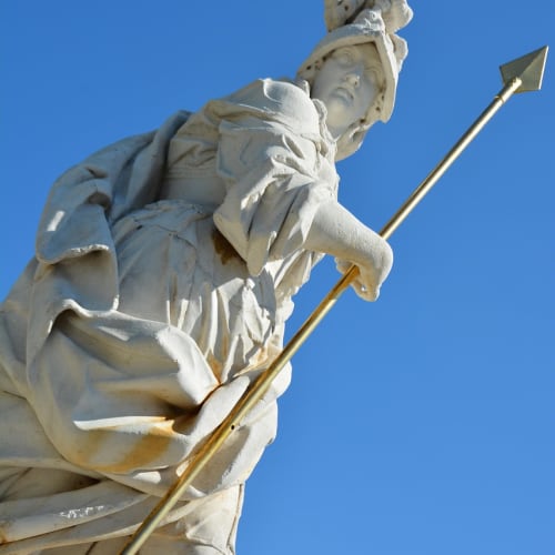 Truva antik kentinin kalıntıları, arkeolojik kazılarla gün yüzüne çıkarılmış ve mitolojik hikayelerin gerçeklik payını kanıtlamıştır.