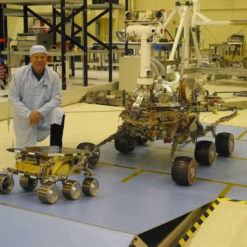 Mars yüzeyinin Curiosity gezgini tarafından çekilen yüksek çözünürlüklü bir fotoğrafı. Kızıl gezegenin kayalık yapısı ve atmosferi görülmektedir.