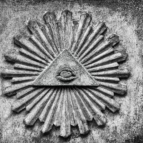 Komplo teorilerini temsil eden gizemli bir görsel, soru işaretleri ve gölgelerle dolu.