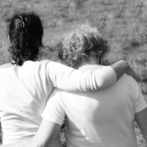 Sisli bir orman yolu, kayıp vakalarının gizemini ve bilinmezliğini temsil ediyor.