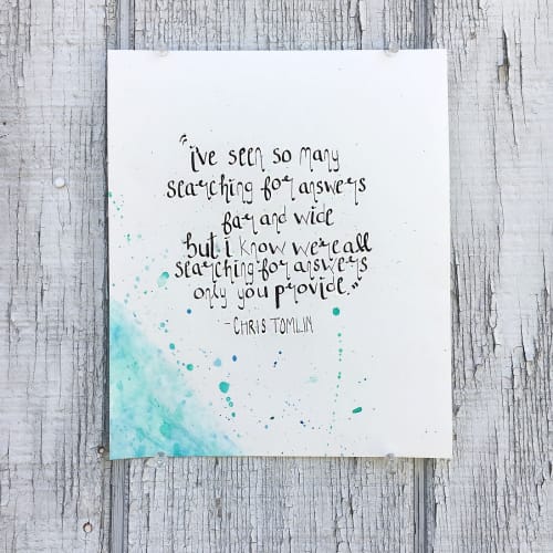 Kulaklıkla müzik dinleyen bir genç kız görseli, şarkı sözlerinin duygusal etkisini temsil ediyor.