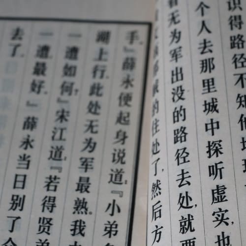 Kitap karakterlerinin gerçek hayattaki ilham kaynaklarını gösteren bir görsel.