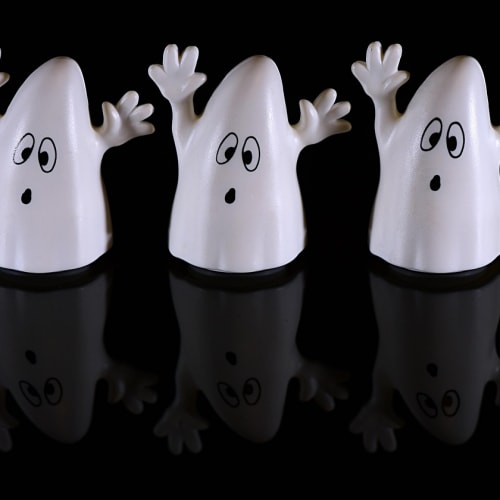 Sisli bir ormanda hayaletimsi bir figür, hayaletler ve ruhlar konusundaki gizemi ve korkuyu temsil ediyor.