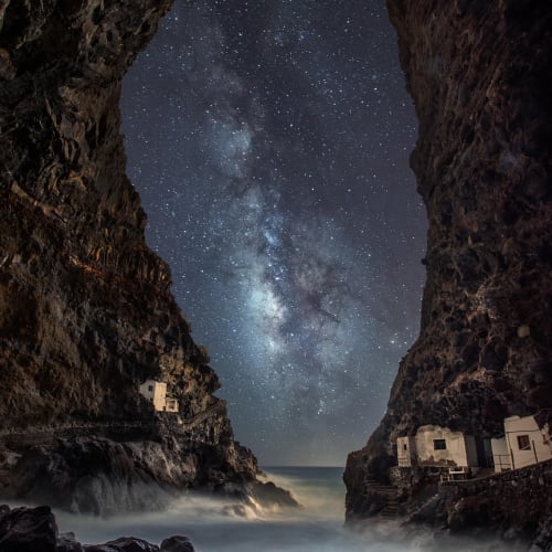 Spiral galaksi Samanyolu, yıldızlar ve gaz bulutlarıyla dolu, evrenin büyüklüğünü ve güzelliğini temsil ediyor.