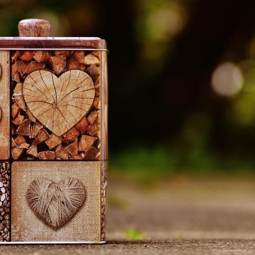 Mutfakta pratik ipuçları gösteren bir görsel, soğan doğrama, avokado saklama ve yumurta tazeliği kontrolü gibi konuları içeriyor.