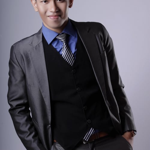 İnsanların farklı duygusal durumlarını yansıtan çeşitli yüz ifadelerini gösteren bir kolaj.