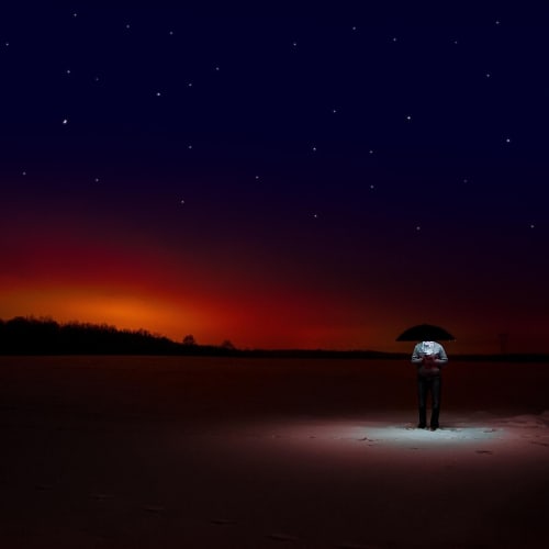 Uçan cisimlerin farklı açılardan çekilmiş çeşitli fotoğrafları, UFO araştırmaları ve tanımlanamayan hava olayları hakkında bilgi veren bir blog yazısının görseli.